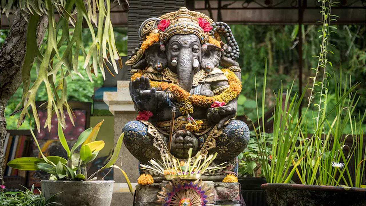 ఇండోనేషియాలో గణేశుడు: ఈ దేశంలో గణేశుడు జ్ఞానం, తెలివి తేటలకు చిహ్నంగా గుర్తించబడ్డాడు. గణపతి చిత్రం రూపాయి కరెన్సీపై కనిపిస్తుంది. ఈ దేశంలో 1వ శతాబ్దానికి చెందిన విగ్రహాలు కనుగొనబడ్డాయి. ఇది గణపతి చారిత్రక ప్రాముఖ్యతను సూచిస్తుంది. 