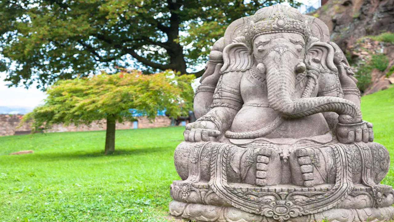 
జపాన్‌లో గణేశుడు: జపాన్ దేశ ప్రజలు  గణేశుడిని కంగిటెన్ అని పిలుస్తారు. ఆయనను దాదాపు 250 దేవాలయాలలో పూజిస్తారు. ఆ దేశంలో గణపతిని కష్టాలు తీర్చే దైవంగా విశ్వసిస్తారు. అక్కడ ఆయన బలమైన సంబంధాలు , ఆనందంతో ముడిపడి ఉన్నాడు. 