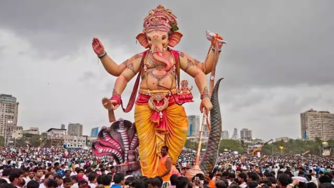 

భారత దేశంలో దాదాపు ప్రతి హిందువుల ఇంట్లో , ప్రతి ఆలయంలో గణేశుడిని పూజిస్తారు. గణపతి జన్మ దినోత్సవాన్ని వినాయక చవితి పండగగా విశేషంగా జరుపుకుంటారు. దేశంలో గల్లీ గల్లీ గొప్ప ఉత్సాహంతో వినాయకుడిని పుజిస్తారు. అనేక పేర్లతో పిలుస్తారు. ఏదైనా పూజ, ముఖ్యమైన కార్యక్రమంలో గణపతి పూజతో మొదలు పెడతారు. 
