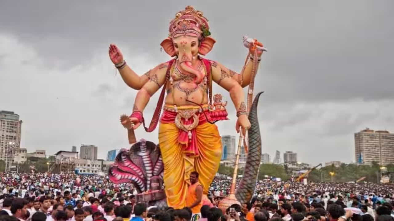

భారత దేశంలో దాదాపు ప్రతి హిందువుల ఇంట్లో , ప్రతి ఆలయంలో గణేశుడిని పూజిస్తారు. గణపతి జన్మ దినోత్సవాన్ని వినాయక చవితి పండగగా విశేషంగా జరుపుకుంటారు. దేశంలో గల్లీ గల్లీ గొప్ప ఉత్సాహంతో వినాయకుడిని పుజిస్తారు. అనేక పేర్లతో పిలుస్తారు. ఏదైనా పూజ, ముఖ్యమైన కార్యక్రమంలో గణపతి పూజతో మొదలు పెడతారు. 
