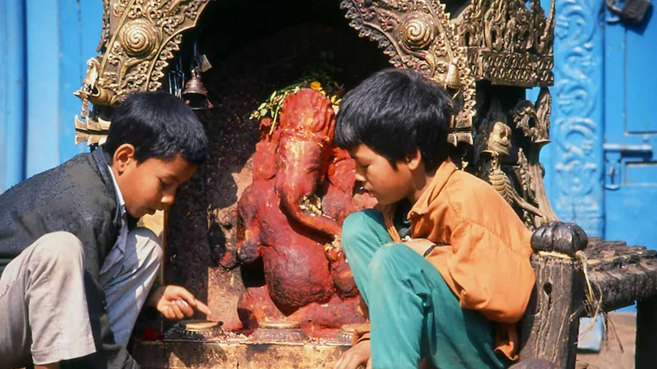 
నేపాల్‌లో గణేశుడు: ఈ దేశంలో కూడా వినాయకుడికి ప్రత్యేక పూజలు చేస్తారు. ముఖ్యంగా పండుగల సమయంలో, కొత్త వ్యాపారాల ప్రారంభంలో గణేశుడిని విస్తృతంగా పూజిస్తారు. గణపతి చిత్రం అనేక దేవాలయాలలో కనిపిస్తుంది. దశైన్ పండుగ సమయంలో గణపతిని విశేషంగా పుజిస్తారు. 
