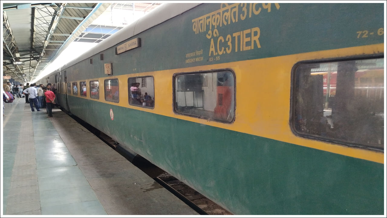 గరీబ్ రథ్ ఎక్స్‌ప్రెస్ భారతదేశంలో అత్యంత చౌకైన AC రైలు. వందే భారత్, రాజధాని వంటి రైళ్ల ఛార్జీలు చాలా ఎక్కువగా ఉన్నప్పటికీ గరీబ్ రథ్‌లో మీరు కిలోమీటరుకు కేవలం 68 పైసలతో పూర్తిగా ACలో ప్రయాణించవచ్చు. ఇంత తక్కువ ఛార్జీ కారణంగా ఈ రైలును అందరూ సులభంగా ప్రయాణించవచ్చు.