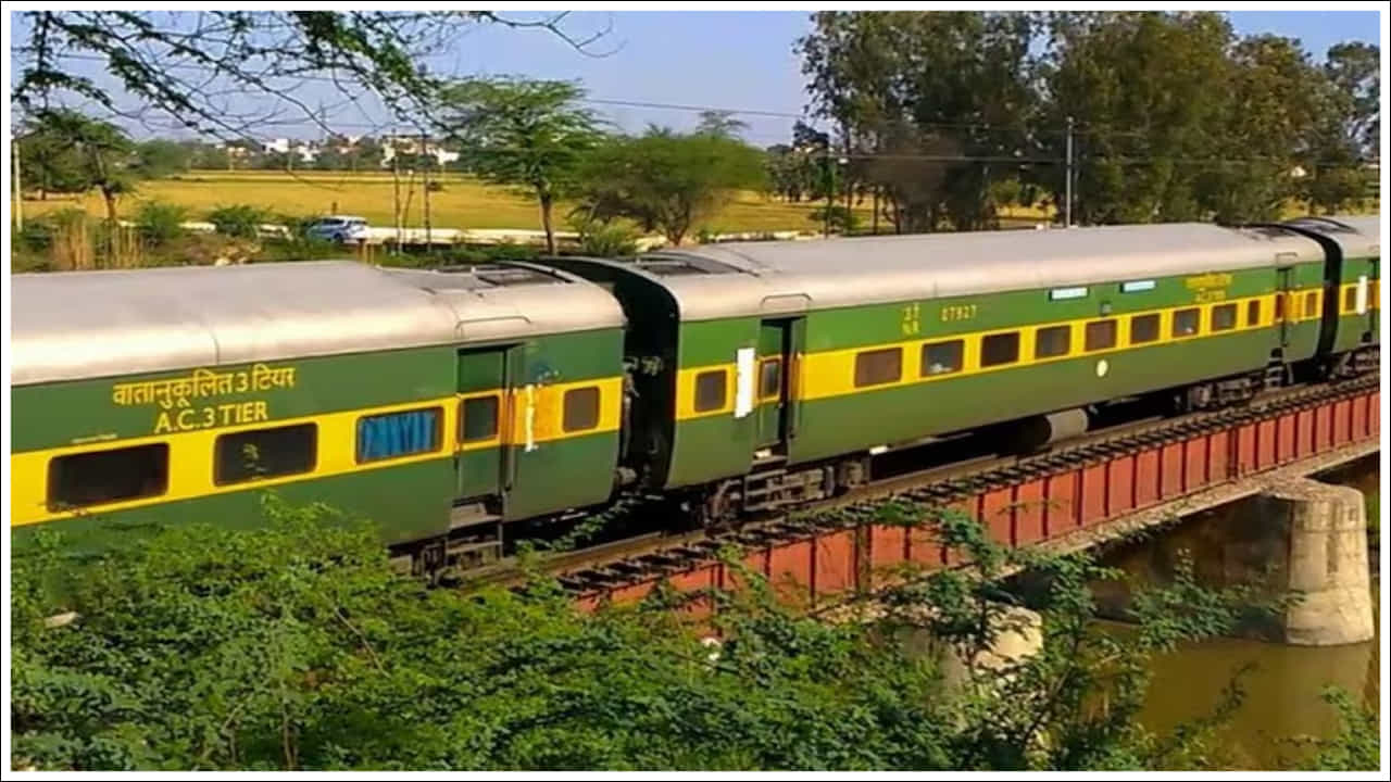 గరీబ్ రథ్ అతి పొడవైన మార్గం చెన్నై నుండి ఢిల్లీలోని హజ్రత్ నిజాముద్దీన్ వరకు ఉంది. ఇది 2,075 కి.మీ దూరాన్ని 28 గంటల 30 నిమిషాల్లో కవర్ చేస్తుంది. ఈ రూట్కు మూడవ AC ఛార్జీ కేవలం రూ.1,500 మాత్రమే.