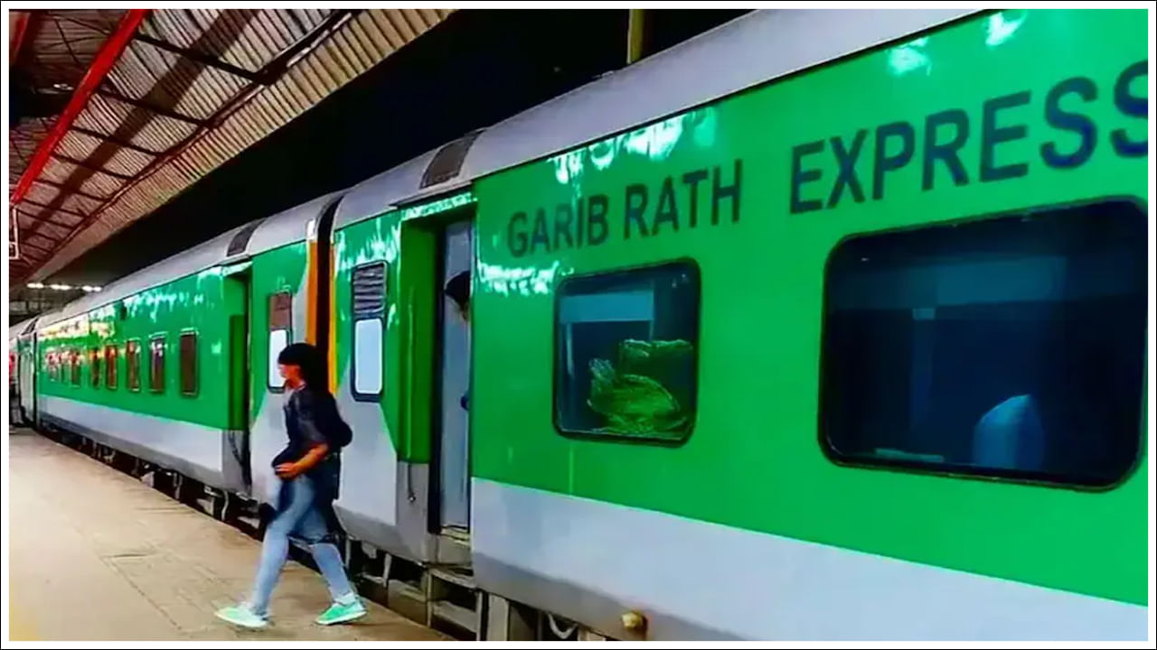 Indian Railways: భారతీయ రైల్వేలు ప్రతిరోజూ వేలాది రైళ్లను నడుపుతాయి. అలాగే వాటి ఛార్జీలు రైలు సౌకర్యాలపై ఆధారపడి ఉంటాయి. సాధారణంగా AC కోచ్ ఛార్జీ స్లీపర్ లేదా జనరల్ కోచ్ కంటే ఎక్కువగా ఉంటుంది. కానీ వేగంలో వందే భారత్, రాజధాని ఎక్స్‌ప్రెస్ వంటి ప్రీమియం రైళ్లతో పోటీపడే రైలు కూడా ఉంది.