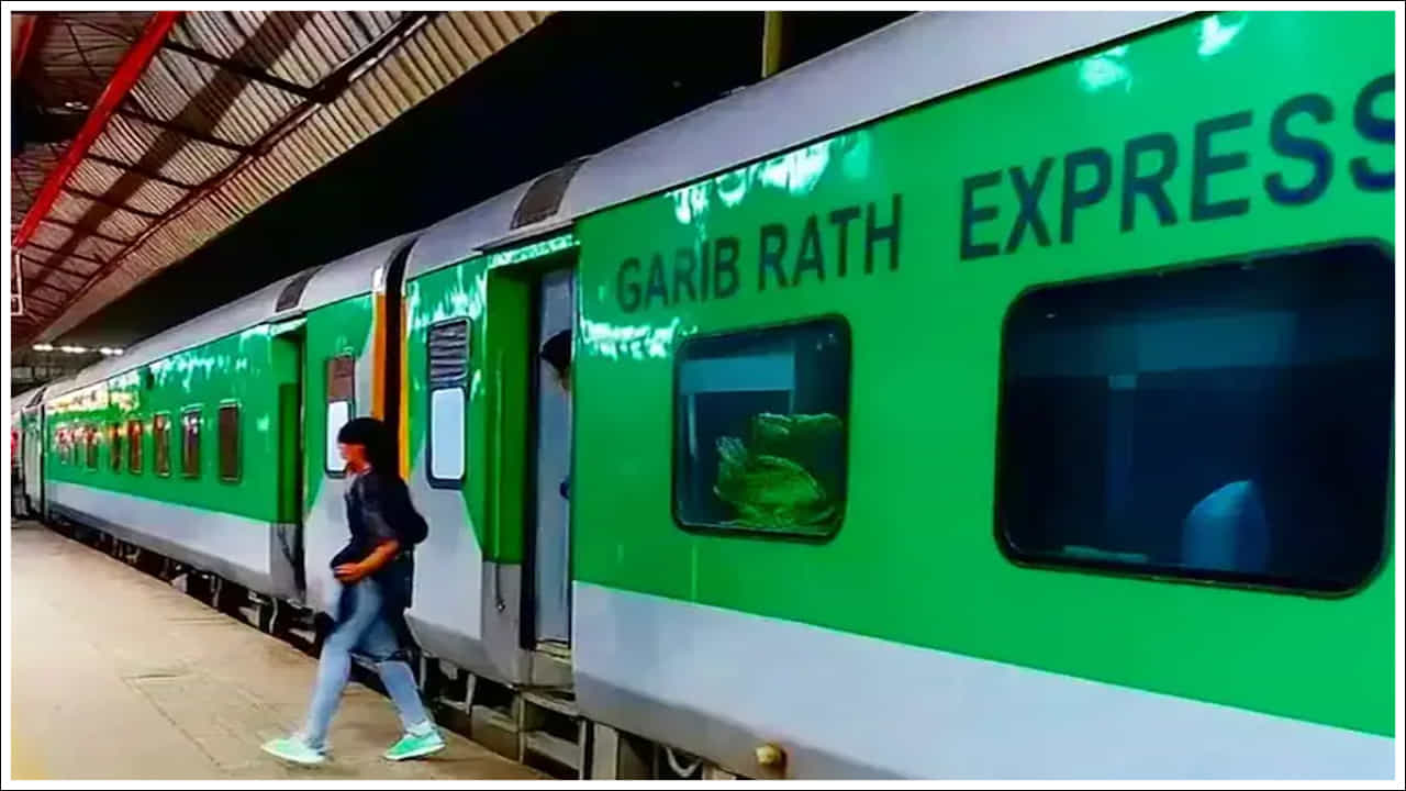 Indian Railways: భారతీయ రైల్వేలు ప్రతిరోజూ వేలాది రైళ్లను నడుపుతాయి. అలాగే వాటి ఛార్జీలు రైలు సౌకర్యాలపై ఆధారపడి ఉంటాయి. సాధారణంగా AC కోచ్ ఛార్జీ స్లీపర్ లేదా జనరల్ కోచ్ కంటే ఎక్కువగా ఉంటుంది. కానీ వేగంలో వందే భారత్, రాజధాని ఎక్స్ప్రెస్ వంటి ప్రీమియం రైళ్లతో పోటీపడే రైలు కూడా ఉంది.