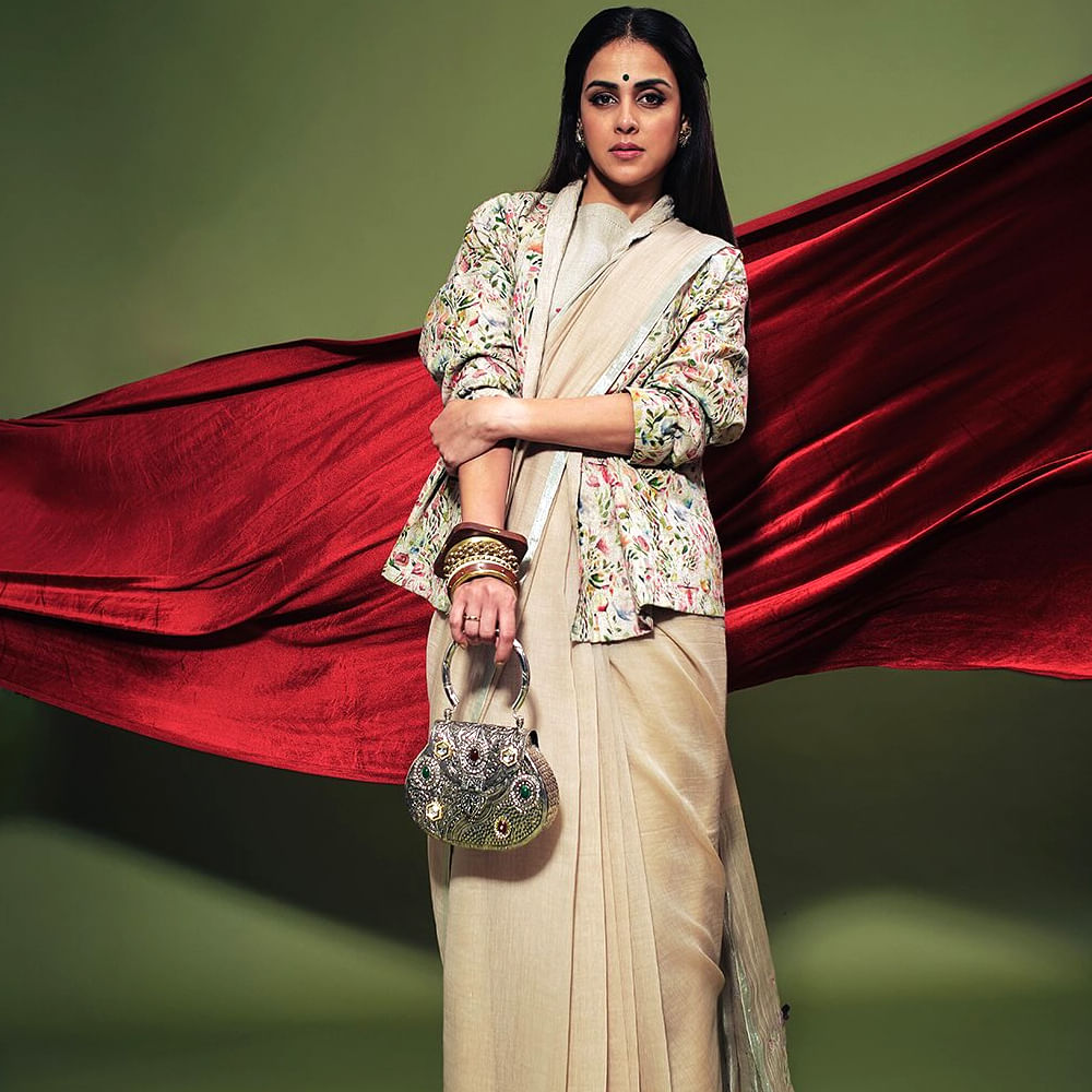 2003లో హిందీ చిత్రం తుఝే మేరీ కసమ్ ద్వారా సినీ రంగ ప్రవేశం చేసింది ఈ అందాల ముద్దుగుమ్మ. అదే సంవత్సరం తమిళ చిత్రం బాయ్స్లో నటించి దక్షిణ భారత సినిమాల్లోకి అడుగుపెట్టింది. ఈ సినిమా తెలుగులోనూ విడుదలై మంచి విజయాన్ని అందుకుంది.