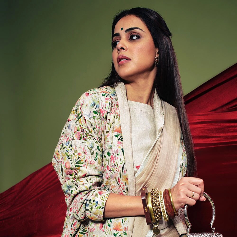 2012లో బాలీవుడ్ నటుడు రితేష్ దేశ్ముఖ్ను వివాహం చేసుకుంది. వీరికి ఇద్దరు కుమారులు - రియాన్ (2014), రాహిల్ (2016). సినిమాలతో పాటు సామాజిక కార్యక్రమాల్లో చురుకుగా పాల్గొంటుంది. అలాగే సోషల్ మీడియాలోనూ యాక్టివ్ గా ఉంటూ అభిమానులను ఆకట్టుకుంటుంది.