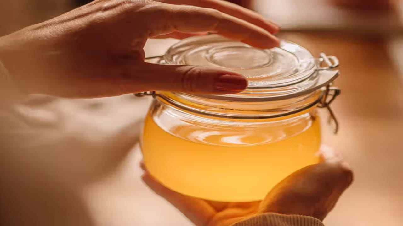 నెయ్యిలో యాంటీ ఆక్సిడెంట్ గుణాలు ఉన్నాయి. రోజూ తగిన మోతాదులో తీసుకోవడం వల్ల రోగనిరోధక శక్తి పెరుగుతుంది. చలికాలంలో జలుబు, దగ్గు సమస్య ఉండదు. ఇన్ఫెక్షన్లు వచ్చే ప్రమాదం ఉండదు. నెయ్యిలో తగినంత కాల్షియం ఉంటుంది. ఇది ఎముకలకు మేలు చేస్తుంది.