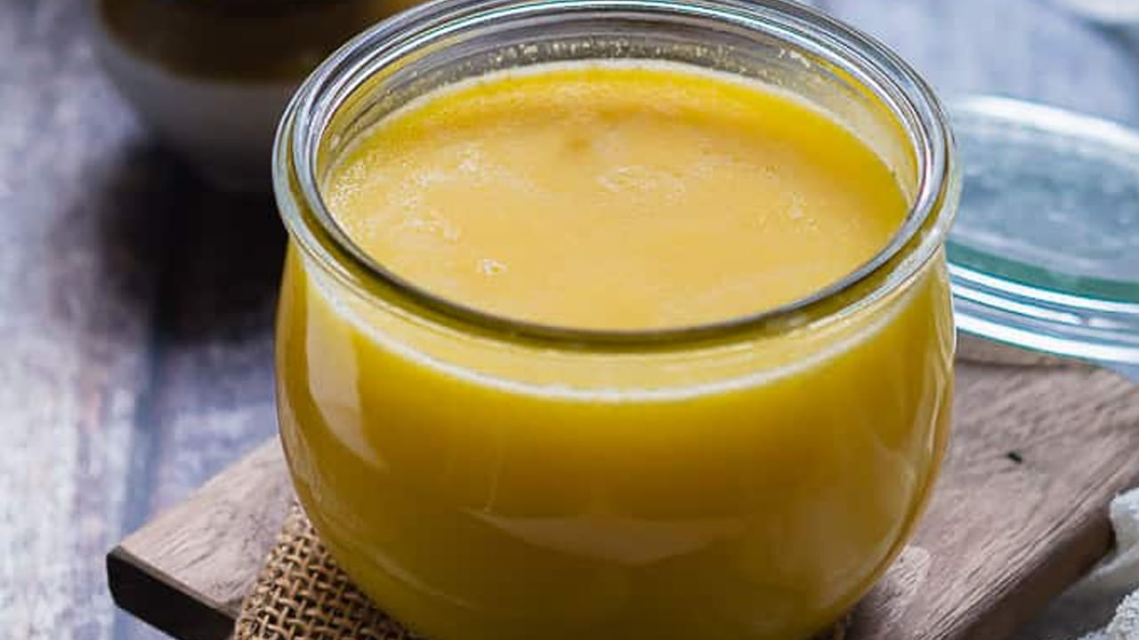 అరచేతిలో ఒక చెంచా నెయ్యి తీసుకుని మెత్తగా రుద్దాలి. అరచేతిలో నెయ్యి కరిగితే అది స్వచ్ఛమైన నెయ్యి అని అర్థం. అరచేతిలో గట్టి పదార్ధం కరగకుండా అలాగే ఉండిపోతే అందులో కల్తీ పదార్థం కలిసి ఉందని అర్ధం. అలాగే కొద్ది మొత్తంలో నెయ్యి తీసుకొని పారదర్శక సీసాలో వేయాలి. దానికి కొద్దిగా చక్కెర జోడించాలి. ఆ తర్వాత సీసా మూత మూసివేసి బాగా షేక్ చేయాలి. కాసేపటి తర్వాత సీసా అడుగున ఎర్రటి చారలు కనిపిస్తే.. ఈ నెయ్యి కల్తీ అని అర్ధం చేసుకోవాలి.