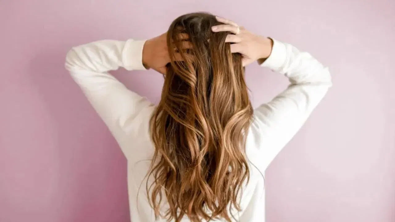  ఎలా సహాయపడుతుంది? : వైద్యులు సాధారణంగా జుట్టుకు అల్లంను సిఫారసు చేయరు. అయినప్పటికీ, ఆసియా సంప్రదాయ వైద్యంలో జుట్టు పెరుగుదల కోసం అల్లంను ఉపయోగిస్తారు. అల్లం బట్టతలను నయం చేయదని పరిశోధకులు చెబుతున్నారు, కానీ తలలోని వాపును తగ్గించగలదు. తల చర్మం ఆరోగ్యంగా ఉంటే, జుట్టు పెరుగుదల కూడా మెరుగ్గా ఉంటుంది.