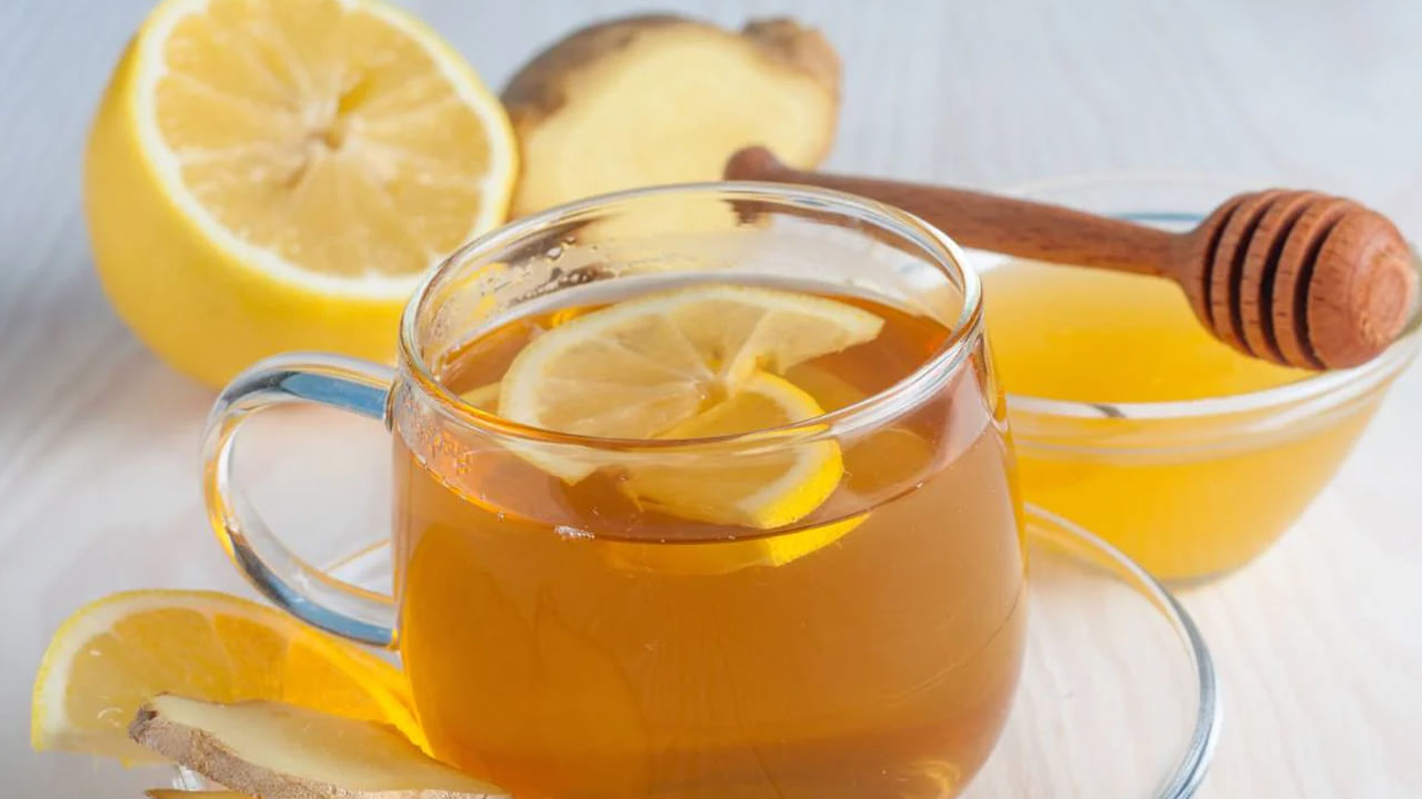 చలికాలంలో లేదా అతిగా తిన్న తర్వాత మనం తరచుగా నీరు త్రాగడం మర్చిపోతాము. అల్లం-నిమ్మకాయ టీ హైడ్రేషన్‌ను పెంచడంతో పాటు అదనపు ప్రయోజనాలను అందిస్తుంది. ముఖ్యంగా శీతాకాలంలో దాహం తక్కువగా ఉన్నప్పుడు, ద్రవ సమతుల్యతను కాపాడుతుంది. డీహైడ్రేషన్ ప్రమాదాన్ని నివారిస్తుంది.
