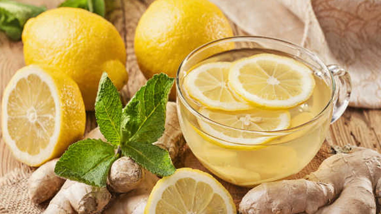 అల్లం-నిమ్మకాయ టీ అనేది రుచికరమైన, ఆరోగ్యకరమైన డ్రింక్. ఇది అనేక ప్రయోజనాలను కలిగి ఉంది. ఇది జీర్ణక్రియను మెరుగుపరచడంలో, రోగనిరోధక శక్తిని పెంచడంలో, నొప్పి నుండి ఉపశమనం పొందడంలో సహాయపడుతుంది. 
 