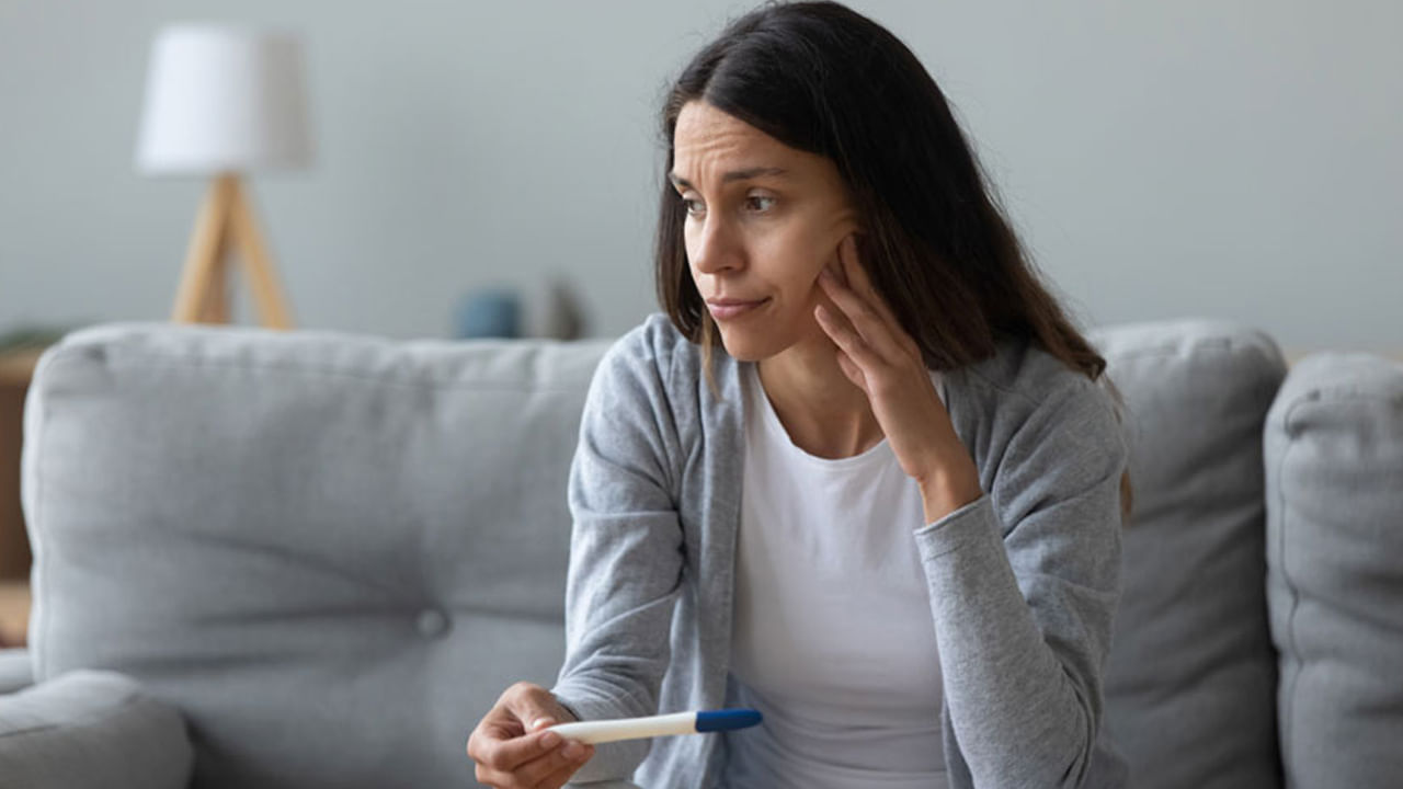 అబార్షన్ తర్వాత శరీరం కూడా చాలా బలహీనంగా మారుతుంది. మందులు లేదా ఆపరేషన్లు ద్వారా అబార్షన్ చేసినా, అధిక రక్తస్రావం జరుగుతుంది. శరీరం తీవ్రంగా బలహీనపడుతుంది. శరీరంలో ఐరన్ లోపం ఏర్పడుతుంది. మైకం, వికారం, వాంతులు వంటి లక్షణాలు కనిపిస్తాయి. అబార్షన్ తర్వాత.. శరీరం ఆరోగ్యం కోలుకోవడానికి సహకరించే మందులను మాత్రమే వైద్యులు ఇస్తారు. కానీ ఈ పరిస్థితిలో శరీరం, మనస్సు రెండింటినీ జాగ్రత్తగా చూసుకోవాలి. మెడిసిన్తో పాటు ఎలాంటి ఆహారాన్ని తీసుకుంటే సాధారణ జీవితం తిరిగి ప్రారంభమవుతుంది.