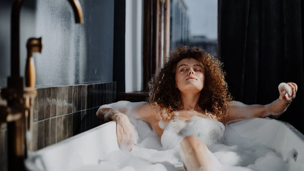 ప్రతి రోజూ స్నానం చేయడం అనేది సర్వ సాధారణం. స్నానం చేయడం వల్ల శరీరం శుభ్ర పడటమే కాకుండా.. ఆరోగ్యం కూడా పెరుగుతుంది. కానీ మీరు స్నానం చేసే నీటిలో కొన్నింటిని కలిపి స్నానం చేయడం వల్ల ఆరోగ్యంతో పాటు అదృష్టాన్ని కూడా పెంచుకోవచ్చని వాస్తు శాస్త్రం చెబుతుంది. మరి నీటిలో ఏం కలిపితే ఎలాంటి ప్రయోజనాలు ఉంటాయో ఇప్పుడు తెలుసుకుందాం.