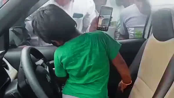 Viral Video: శభాష్ బేబీ.. వెరీ ఇంటలిజెంట్ అంటే నువ్వే!... యూట్యూబ్ వీడియోతో తనను తాను రక్షించుకున్న పాప