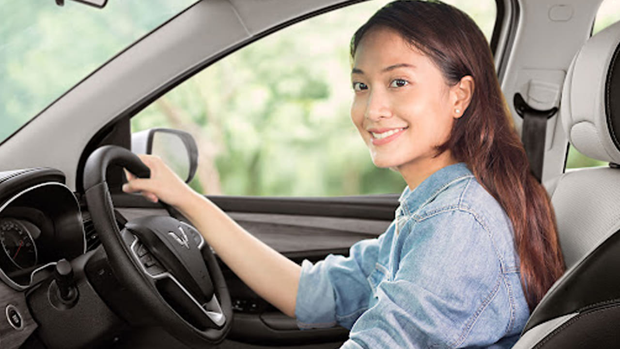 ఇక్కడ స్టీరింగ్ ఎడమ వైపు ఉండటానికి మరొక కారణం కూడా ఉంది. అమెరికా సహా ఐరోపాలోని అనేక దేశాల్లో వాహనాలను రోడ్డుకు కుడి వైపున డ్రైవ్ చేస్తూ ఉంటారు. అలాంటి పరిస్థితుల్లో డ్రైవర్ కారుకు ఎడమ వైపు కూర్చుంటే ఎదురుగా వచ్చే వాహనం వేగం, దూరాన్ని అంచనా వేయడం సులభంగా ఉంటుంది. దీనివల్ల ప్రమాదాలను నివారించవచ్చు. 