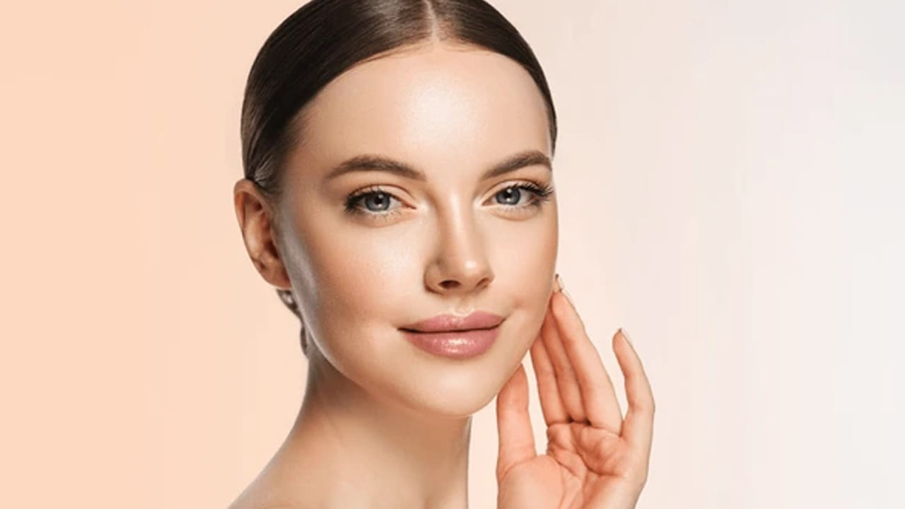 ముఖం చూసి మీ వయసెంతో ఈజీగా చెప్పొచ్చు. వయసు పెరిగే కొద్దీ ముఖంలో ఏర్పడే ముడతల ఆధారంగా వయసు చెప్పడానికి వీలుంటుంది. అయితే పెరిగే వయస్సును దాచడం చాలా కష్టం. మధ్యవయస్సులో కూడా నిత్య యవ్వనంగా ఉండాలంటే చర్మాన్ని బిగుతుగా ఉంచుకోవాలి. కాబట్టి రెగ్యులర్‌గా పార్లర్ కి వెళ్లి ఫేషియల్ చేయించుకుంటూ ఉండాలి. కానీ దీని వల్ల డబ్బు వృద్ధా అవుతుంది. అలాకాకుండా సింపుల్‌గా చర్మ వృద్ధాప్యాన్ని కప్పిపుచ్చడానికి మరో మార్గం కూడా ఉంది. అదే ఆహారంపై దృష్టి పెట్టడం. అవును.. పౌష్టికాహారం తీసుకోకపోవడం వల్ల చర్మ అకాల వృద్ధాప్యానికి గురవుతుందని నిపుణులు హెచ్చరిస్తున్నారు.