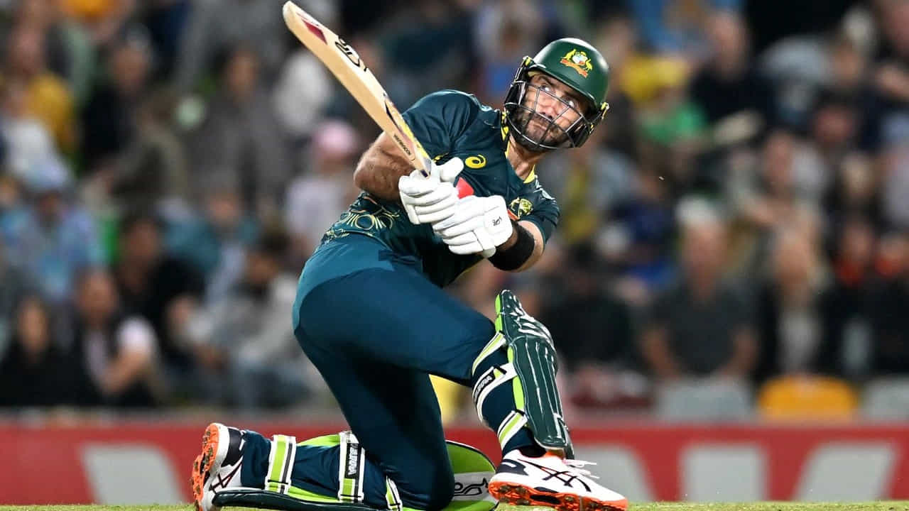 Glenn Maxwell Records: ఆస్ట్రేలియా విధ్వంసక బ్యాట్స్మన్ గ్లెన్ మాక్స్వెల్ టీ20 క్రికెట్లో కొత్త ప్రపంచ రికార్డును నెలకొల్పాడు. అది కూడా హిట్మ్యాన్ ఫేమ్ రోహిత్ శర్మ రికార్డును బద్దలు కొట్టడం ద్వారా. దక్షిణాఫ్రికాతో జరిగిన మూడో టీ20 మ్యాచ్లో అద్భుతమైన బ్యాటింగ్ ప్రదర్శించిన మాక్స్వెల్ 36 బంతుల్లో 2 సిక్సర్లు, 8 ఫోర్లతో అజేయంగా 62 పరుగులు చేశాడు.