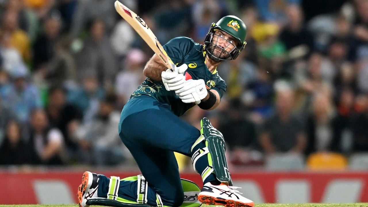 Glenn Maxwell Records: ఆస్ట్రేలియా విధ్వంసక బ్యాట్స్మన్ గ్లెన్ మాక్స్వెల్ టీ20 క్రికెట్లో కొత్త ప్రపంచ రికార్డును నెలకొల్పాడు. అది కూడా హిట్మ్యాన్ ఫేమ్ రోహిత్ శర్మ రికార్డును బద్దలు కొట్టడం ద్వారా. దక్షిణాఫ్రికాతో జరిగిన మూడో టీ20 మ్యాచ్లో అద్భుతమైన బ్యాటింగ్ ప్రదర్శించిన మాక్స్వెల్ 36 బంతుల్లో 2 సిక్సర్లు, 8 ఫోర్లతో అజేయంగా 62 పరుగులు చేశాడు.