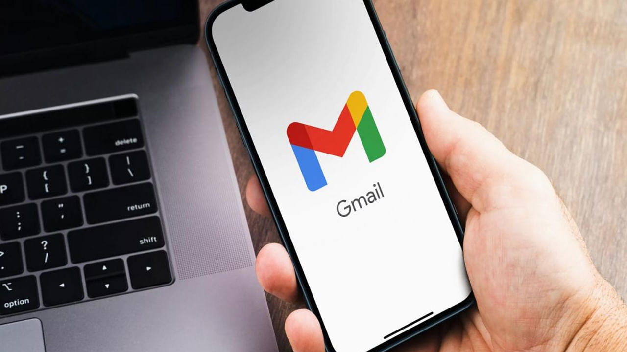 ఆఫ్‌లైన్ మోడ్:

కొన్నిసార్లు ఇంటర్నెట్ లేనప్పుడు మెయిల్స్ చదవడం లేదా పంపడం కష్టం. ఆఫ్‌లైన్ మోడ్ ఈ సమస్యకు పరిష్కారం చూపుతుంది. ఇంటర్నెట్ కనెక్షన్ లేకపోయినా మీరు మెయిల్స్‌ను చదవవచ్చు, వాటికి రిప్లై ఇవ్వవచ్చు. మీ డివైజ్ ఆన్‌లైన్‌లోకి వచ్చిన వెంటనే, అన్ని మెయిల్స్ ఆటోమేటిక్‌గా సెండ్ అవుతాయి.