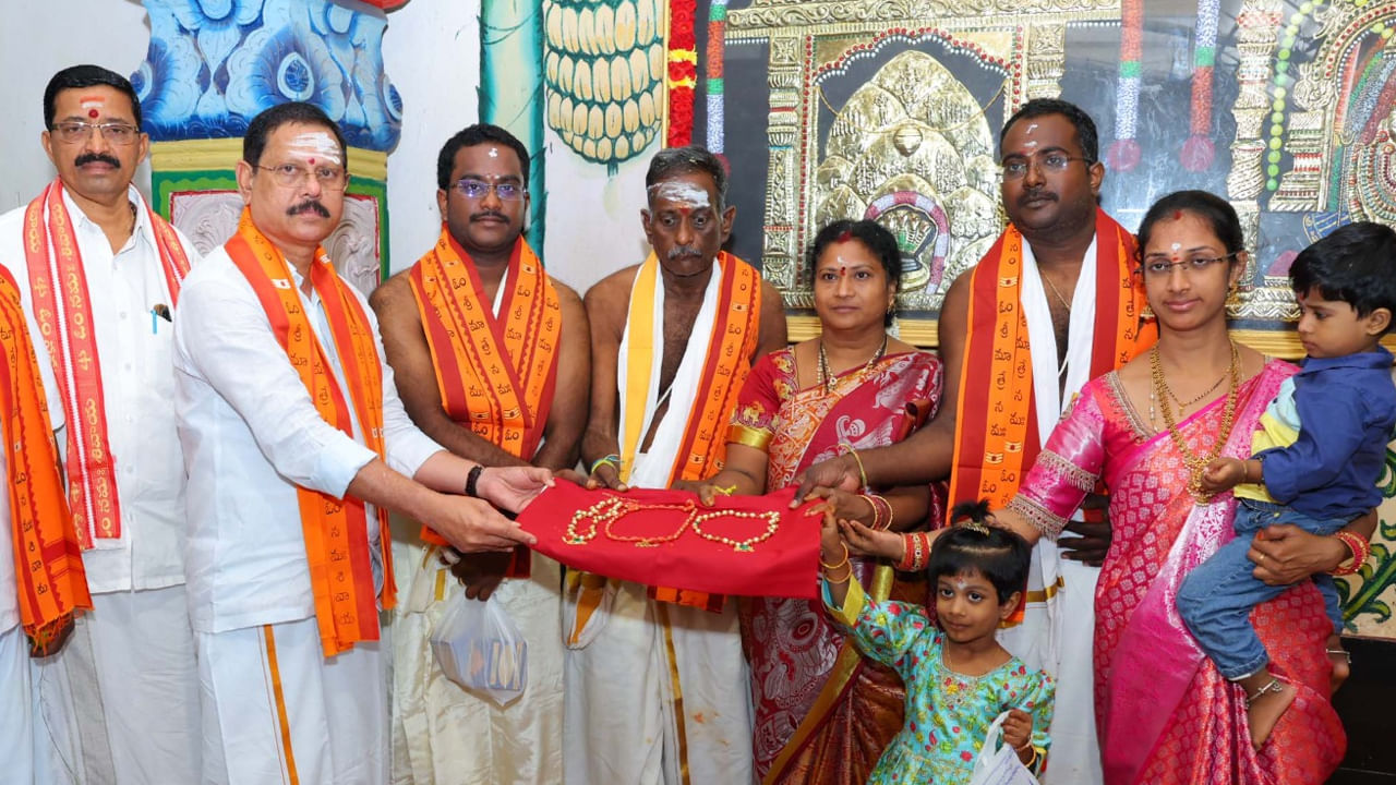 Srisailam: శ్రీశైల భ్రమరాంబ అమ్మవారికి అరుదైన కానుక అందజేసిన భక్తుడు – Telugu News | Devotees donate gold necklaces worth rs 25 lakh to Srisailam Bhramaramba temple