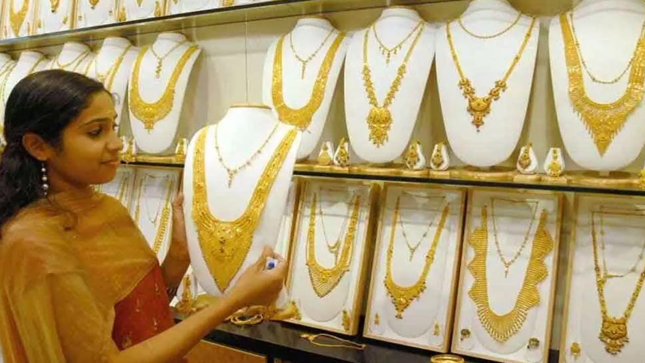 Gold Price Fall: మరింత తగ్గిన బంగారం ధర.. భారీ పతనం.. ఈ రోజు గోల్డ్ రేట్‌ ఎలా ఉందంటే..