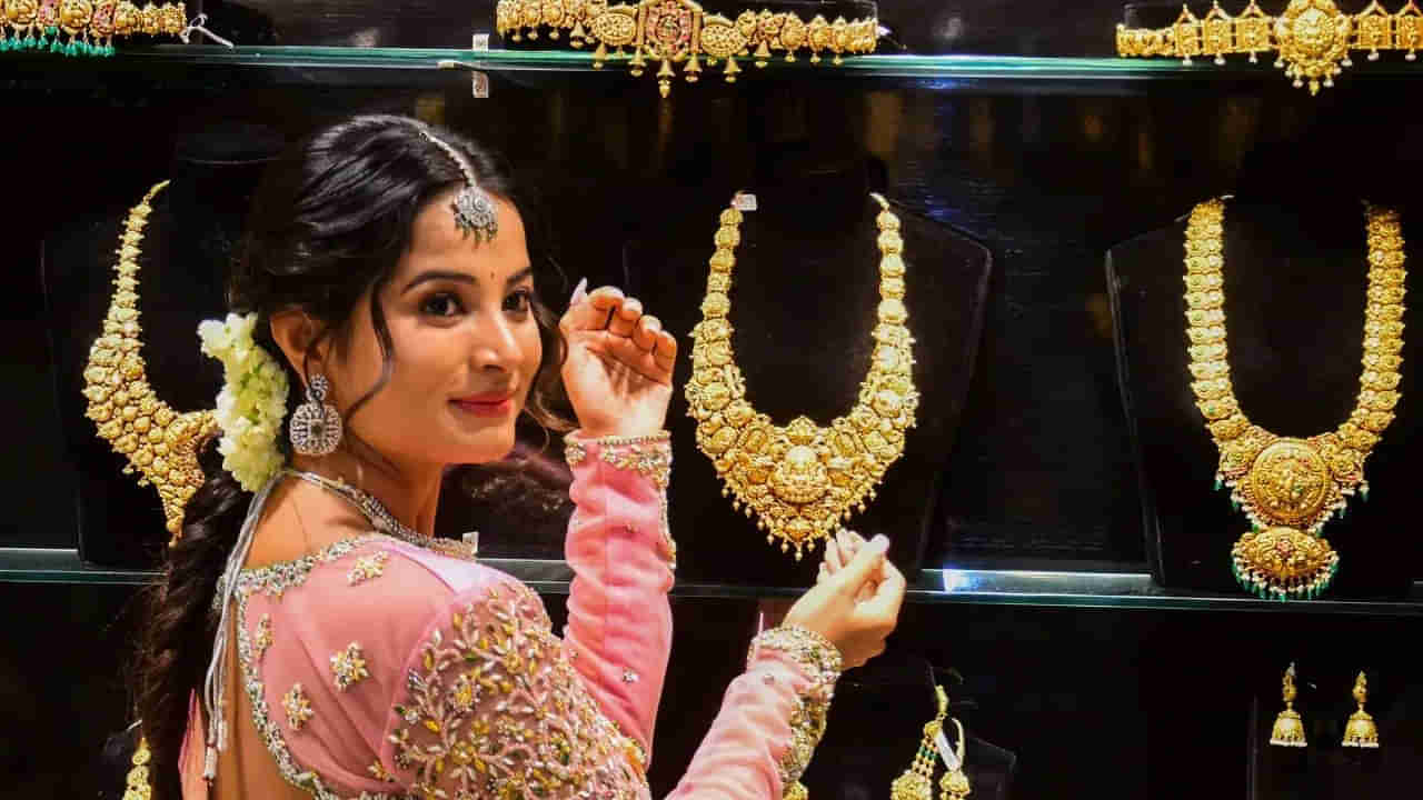 Gold Price Today: మహిళలకు ఉపశమనం.. దిగి వస్తున్న బంగారం ధర.. తెలుగు రాష్ట్రాల్లో ధరలు ఇవే!
