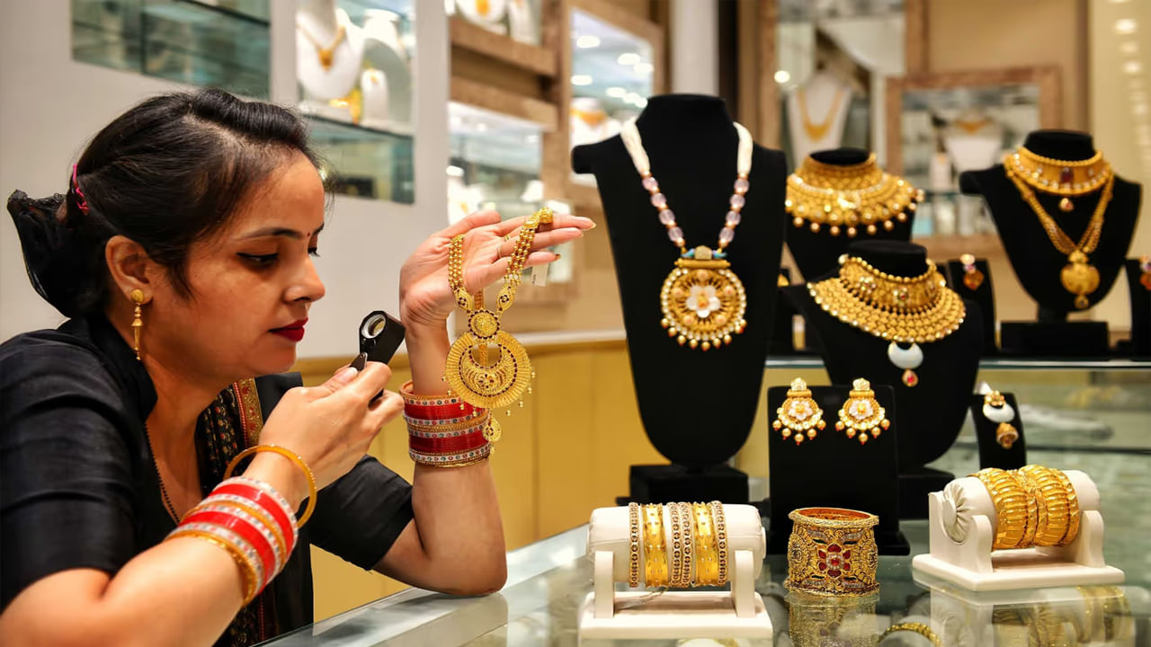 Gold Price: మహిళలకు ఊహించని దెబ్బ.. రికార్డ్‌ స్థాయిలో పెరిగిన బంగారం ధర! – Telugu News | Gold Price Sets Fresh Record Highs on August 30 in India
