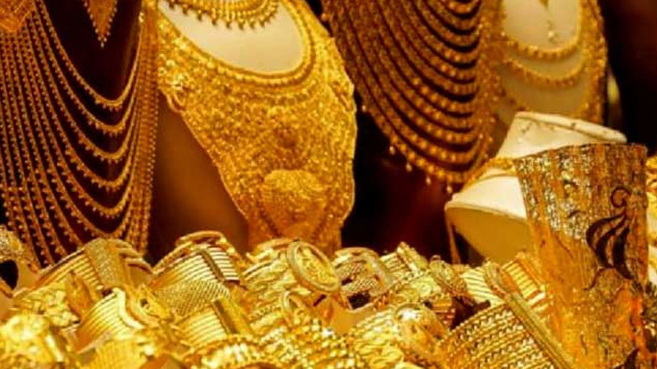 పెళ్లీల సీజన్, పండుగలు కూడా రానుండటంతో చాలా మంది ఇప్పటి నుంచే తమకు కావాల్సిన బంగారు ఆభరణాలు చేయించుకోవడానికి ఆసక్తి చూపుతుంటారు. కానీ ఈ మధ్య బంగారం ధరలు అనేవి విపరీతంగా పెరుగుతూ అందరికీ షాకిస్తున్నాయి. అయితే ఆగస్టు 24న బంగారం ధరలు ఎలాంటి మార్పులేదు. గోల్డ్ రేట్స్ నేడు స్థిరంగా ఉన్నాయి.