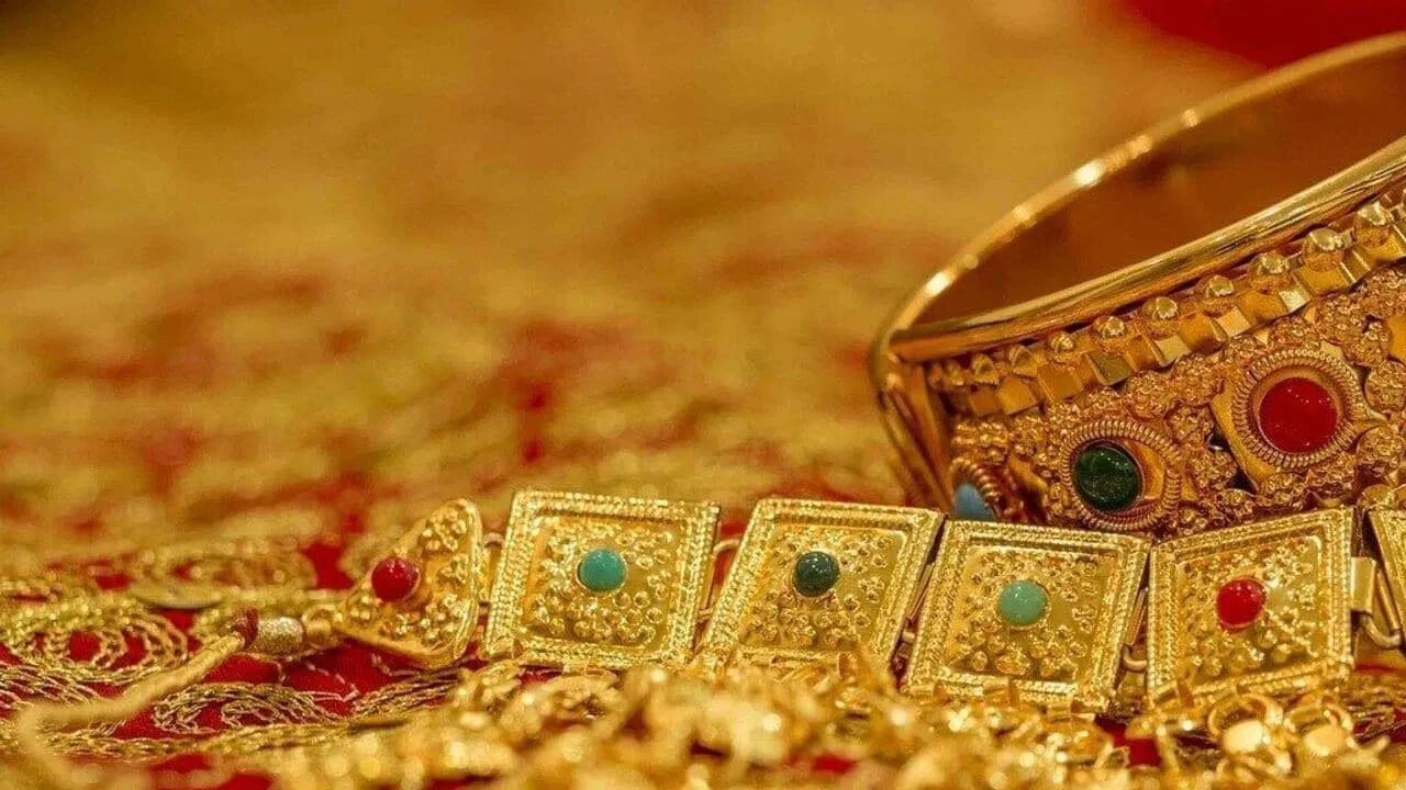 మగువలు అమితంగా ఇష్టపడేది బంగారం. ఇంట్లో ఏ చిన్న ఫంక్షన్ జరిగినా సరే వారు ఒంటి‌నిండా బంగారం ధరించడానికి ఇష్టపడుతుంటారు. ముఖ్యంగా పెళ్లీల సమయంలో చాలా మంది బంగారం కొనడానికే ఎక్కు ఇంట్రెస్ట్ చూపిస్తారు. కానీ ఈ రోజుల్లో బంగారం కొనడం సామాన్యులకు భారంగా మారుతుంది. ఎందుకంటే రోజు రోజుకు బంగారం ధరలు ఆకాశాన్నంటుతున్నాయి. ఇప్పటికే తులం బంగారం ధర లక్షమార్క్ దాటిన విషయం తెలిసిందే. కాగా, సోమవారం బంగారం ధరలు ఎలా ఉన్నాయో చూసేద్దాం.