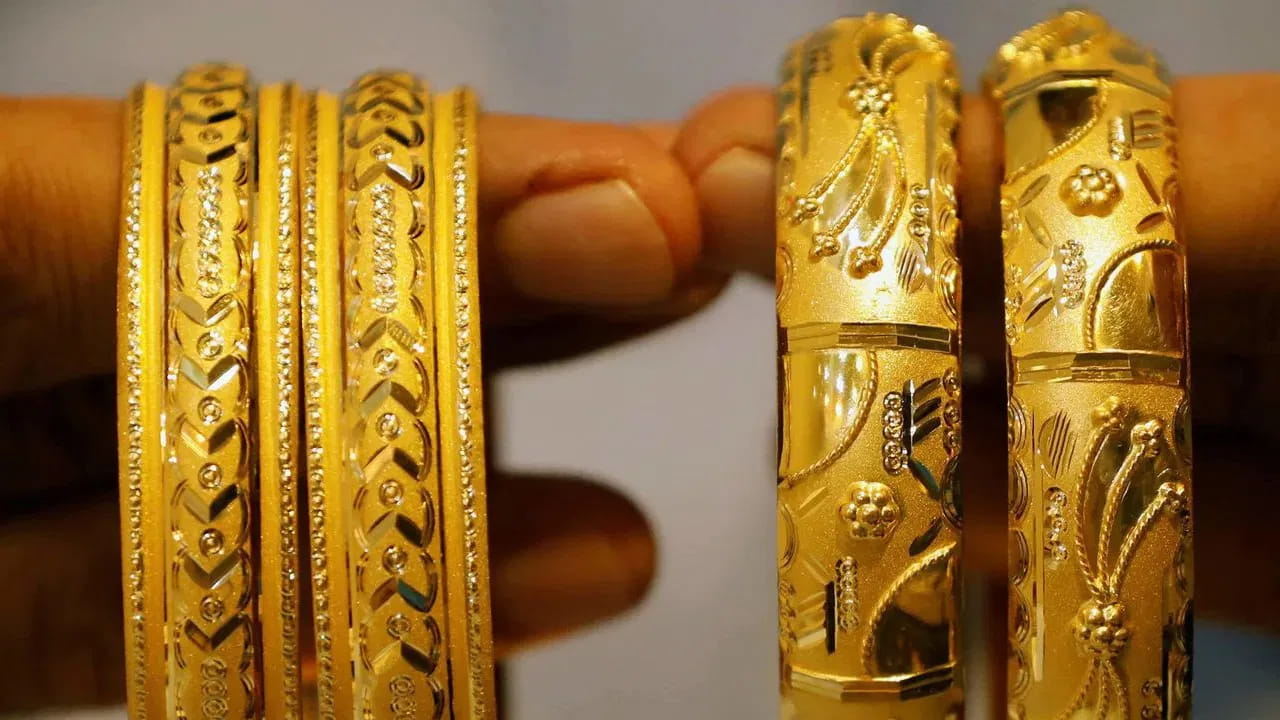 ఆగస్టు 11, 2025 సోమవారం (నిన్న)24 క్యారెట్ల 10 గ్రాముల బంగారం ధర రూ.1,02,280గా ఉండగా,నేడు రూ.10 తగ్గడంతో గోల్డ్ రేట్ రూ.102,270గా ఉంది. అలాగే 22 క్యారెట్ల 10 గ్రాముల బంగారం ధర నిన్న రూ.93,750గా ఉండగా, నేడు రూ.10 తగ్గడంతో గోల్డ్ రేట్ రూ.93,740గా ఉంది.