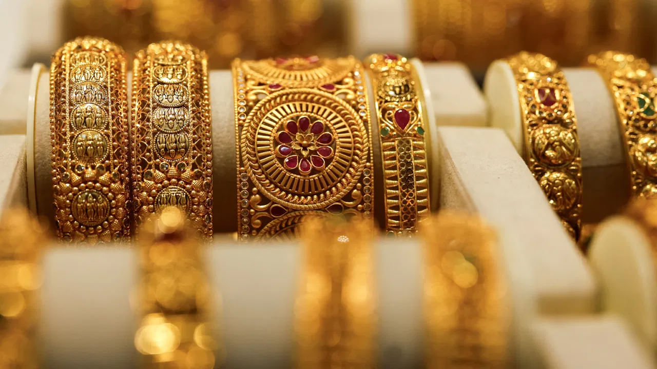 ఆగస్టు 24 ఆదివారం రోజున 10 గ్రాముల 24 క్యారెట్ల బంగారం ధర రూ. 1,01620 ఉండగా, నేడు ఆగస్టు 25 సోమవారం రోజున రూ.10 తగ్గడంతో గోల్డ్ రేట్ రూ.1,01,610గా ఉంది. అలాగే 22 క్యారెట్ల 10 గ్రాముల బంగారం ధర ఆదివారం రూ.93,150 ఉండగా, నేడు (సోమవారం)  రూ.10 తగ్గడంతో 93,140గా ఉంది.