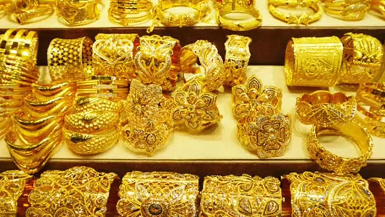 విజయవాడ, విశాఖపట్నంలో 24 క్యారెట్ల పసిడి ధర రూ.102,270ఉంటే.. 22 క్యారెట్ల ధర రూ.93,740లుగా ఉంది. కిలో వెండి ధర రూ.1,26,900 లుగా ఉంది.