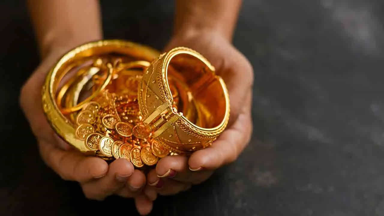 ప్రముఖ నగరాల్లో బంగారం, వెండి ధరలు ఎలా ఉన్నాయంటే.. హైదరాబాద్లో 24 క్యారెట్ల బంగారం ధర రూ.1,02,560ఉండగా.. 22 క్యారెట్ల ధర రూ.94,010 లుగా ఉంది. మరోవైపు కిలో వెండి ధర రూ.1,27,000లుగా ఉంది.