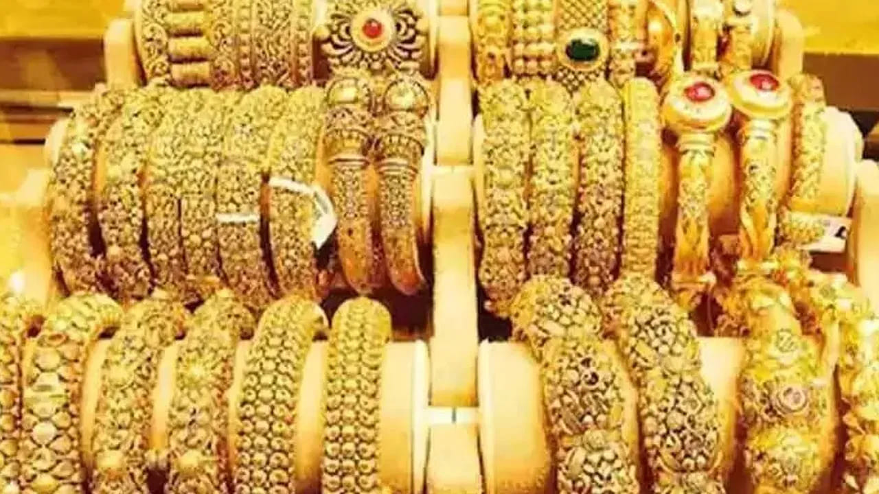 వరంగల్ జిల్లాలో 24 క్యారెట్ల పసిడి ధర రూ.102,270, 22 క్యారెట్ల ధర రూ. 93,740గా ఉంది. మరోవైపు కిలో వెండి ధర రూ.1,26,900లుగా ఉంది.