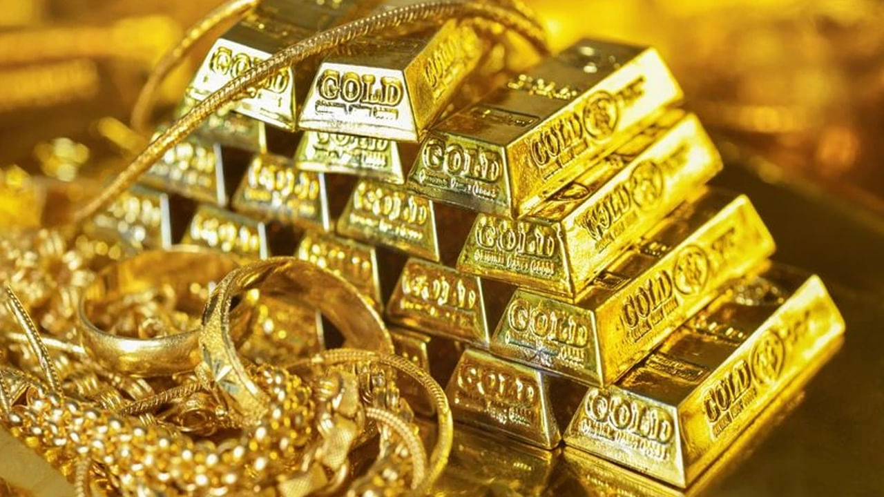 మరో వైపు నేడు వెండి ధర కూడా స్వల్పంగా తగ్గింది. కేజీ వెండిపై రూ.100 తగ్గడంతో, మార్కెట్‌లో ఆగస్టు 25 సోమవారం రోజున కేజీ వెండి ధర రూ.1,29,900 ఉంది.