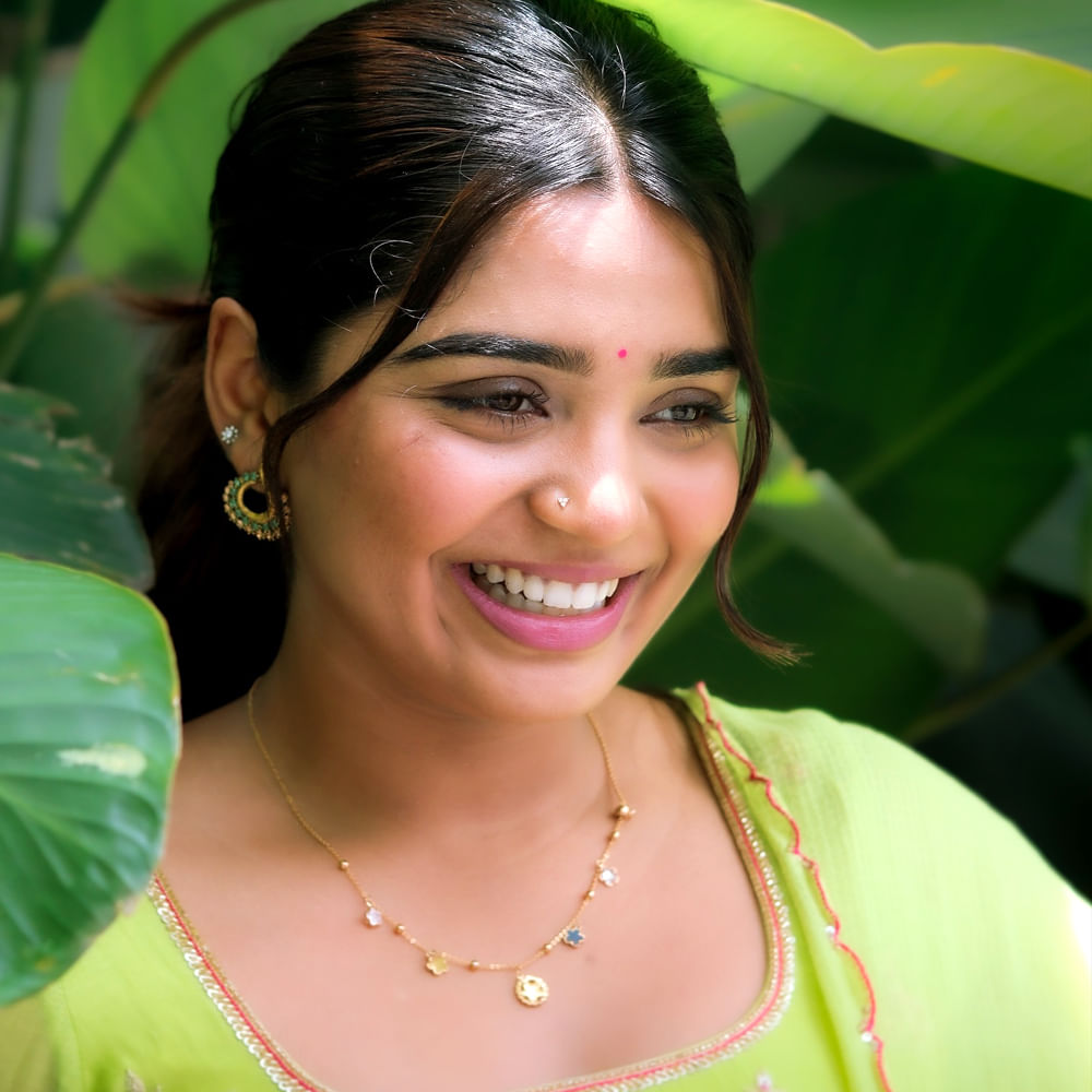 రెగ్యులర్ గా ఫోటోలు, వీడియోలు షేర్ చేస్తూ అభిమానులను ఆకట్టుకుంటోంది. హీరోయిన్‌గా బిజీగా మారుతుందని అంతా అనుకున్నారు. కానీ ఈ అమ్మడు అంతగా సినిమాలు చేయడం లేదు.