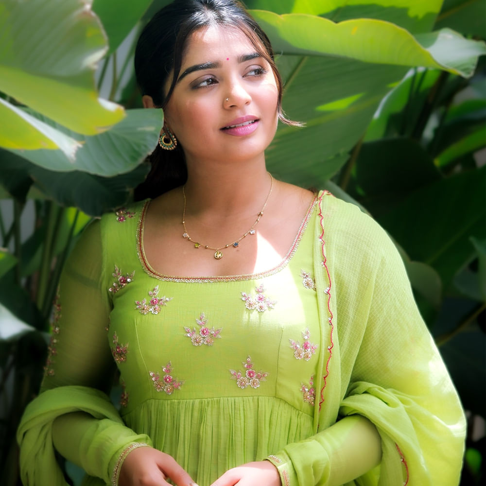 శ్రీదేవి శోభన్ బాబు సినిమా తర్వాత మరో తెలుగు సినిమాలో నటించలేదు. కానీ అటు తమిళంలో మాత్రం ఇప్పుడిప్పుడే వరుస ఆఫర్స్ అందుకుంటుంది. తాజాగా గౌరి జీ కిషన్ లేటేస్ట్ ఫోటోస్ సోషల్ మీడియాలో వైరలవుతున్నాయి. ఈ ఫోటోలకు నెటిజన్స్ క్రేజీ కామెంట్స్ చేస్తున్నారు. 