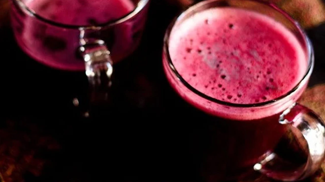 ఇతర ద్రాక్ష పండ్ల కంటే నలుపు రంగులో ఉండే ద్రాక్ష పండ్లు లేదా జ్యూస్ తాగడం వల్ల గుండెకు ఎంతో మంచిది. ఇందులో ఉండే పవర్ ఫుల్ యాంటీ ఆక్సిడెంట్లు, పోషకాలు.. గుండెపై ఒత్తిడి పడకుండా చూస్తాయి. గుండె సంబంధిత జబ్బులతో కూడా పోరడతాయి.