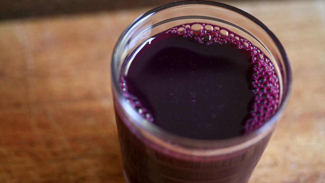 నల్ల ద్రాక్ష రసం తాగడం వల్ల రక్తంలోని చెడు కొవ్వును కరిగించి.. మంచి కొవ్వును పెంచుతుంది. బ్యాడ్ కొలెస్ట్రాల్ తగ్గడం వల్ల గుండె జబ్బులు రాకుండా ఉంటాయి. అలాగే రక్తం కూడా శుభ్ర పడుతుంది. రక్త ప్రసరణ సజావుగా జరుగుతుంది. అధిక బరువు కూడా తగ్గుతారు.