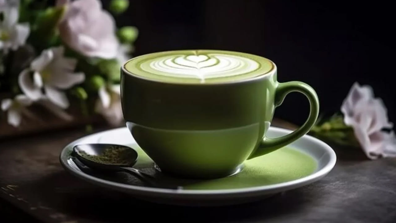 నేటి బీజీ జీవితంలో ప్రజలు తమ ఆరోగ్యాన్ని సరిగ్గా చూసుకోలేకపోతున్నారు. దీని కారణంగా అనేక సమస్యలను ఎదుర్కొంటున్నారు. ఊబకాయం పెరుగుతోంది. దీనితో పాటు మధుమేహం, గుండె జబ్బుల ప్రమాదం కూడా పెరుగుతోంది. వీటన్నింటినీ నివారించడానికి సరైనా ఆహారం తీసుకోవటం తప్పనిసరి. వాస్తవానికి, మీరు ఏం తిన్నా, తాగినా అది మీ ఆరోగ్యంపై ప్రత్యక్ష ప్రభావాన్ని చూపుతుంది.