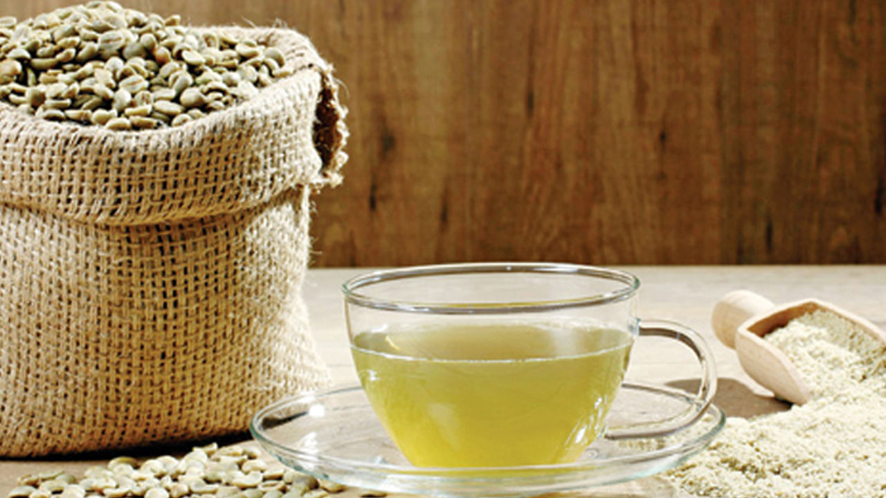 చాలా మంది గ్రీన్ టీ తాగుతారు. ఇది వారి ఆరోగ్యానికి గొప్ప ప్రయోజనాలను అందిస్తుంది. ఈ రోజుల్లో గ్రీన్ కాఫీ కూడా సోషల్ మీడియాలో ట్రెండ్ అవుతోంది. ఇది సాధారణ కాఫీ కంటే కొంచెం భిన్నంగా ఉంటుంది. కానీ, ఇప్పుడు ప్రజలు దీనిని తమ దినచర్యలో భాగంగా చేసుకుంటున్నారు. ఫిట్నెస్ను జాగ్రత్తగా చూసుకునే వారిలో గ్రీన్ కాఫీ తాగే ధోరణి ఎక్కువగా కనిపిస్తుంది.