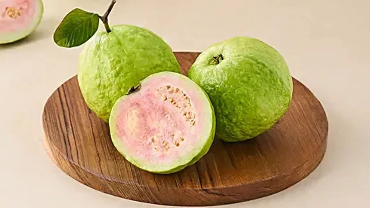 కిడ్నీ సమస్యలు ఉన్నవారు: కిడ్నీ ఫౌండేషన్ ప్రకారం.. జామకాయలో అధికంగా ఉండే పొటాషియం మూత్రపిండాల సమస్యలను తీవ్రతరం చేయవచ్చు. అందువల్ల, మూత్రపిండాల వ్యాధులతో బాధపడేవారు జామకాయను ఎక్కువగా తినకుండా ఉండటం మంచిది.