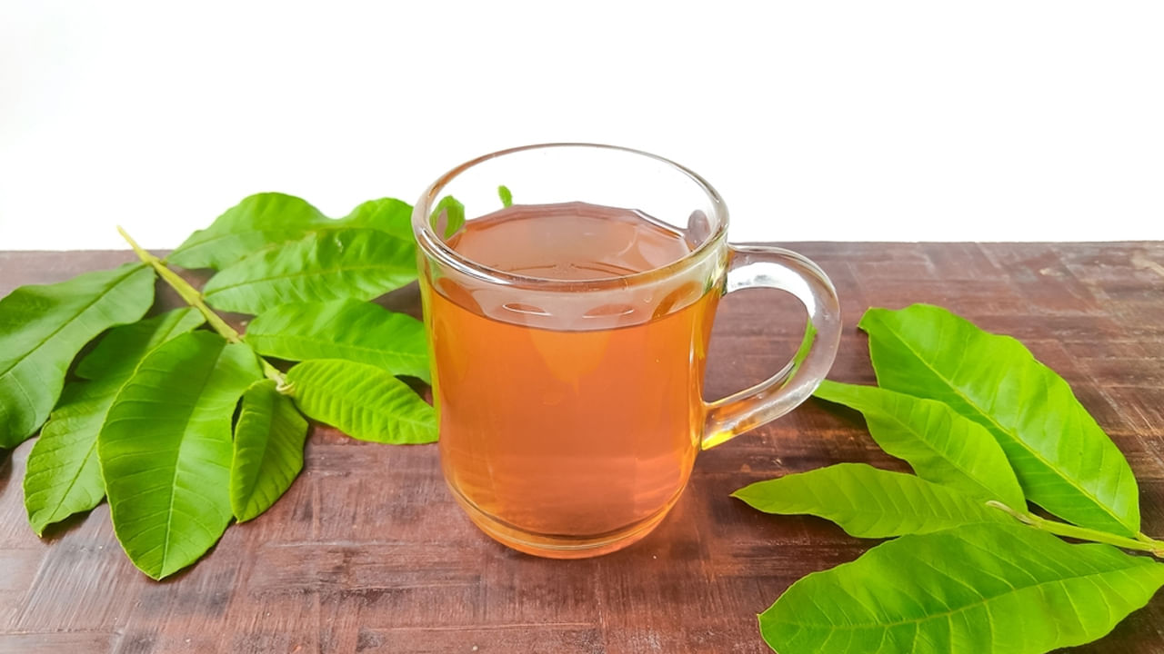 ఇందులో విటమిన్ ఎ , యాంటీ ఆక్సిడెంట్స్ సమృద్ధిగా ఉంటాయి. ఇది కంటి ఆరోగ్యానికి చాలా మంచిది. అయితే కొంత మందిలో వయసు పెరిగే కొద్దీ, అస్పష్టమైన దృష్టి వంటి సమస్యలు తలెత్తుతాయి. అలాంటి వారు ప్రతి రోజూ ఈ టీ తాగడం చాలా మంచిదంట. అంతే కాకుండా ఇది తల తిరగడం, కంటి అలసట, వణుకు వంటి సమస్యలను, రక్తంలోని చక్కెర స్థాయిలను నివారించడానికి ఉపయోగపడుతుందంట.