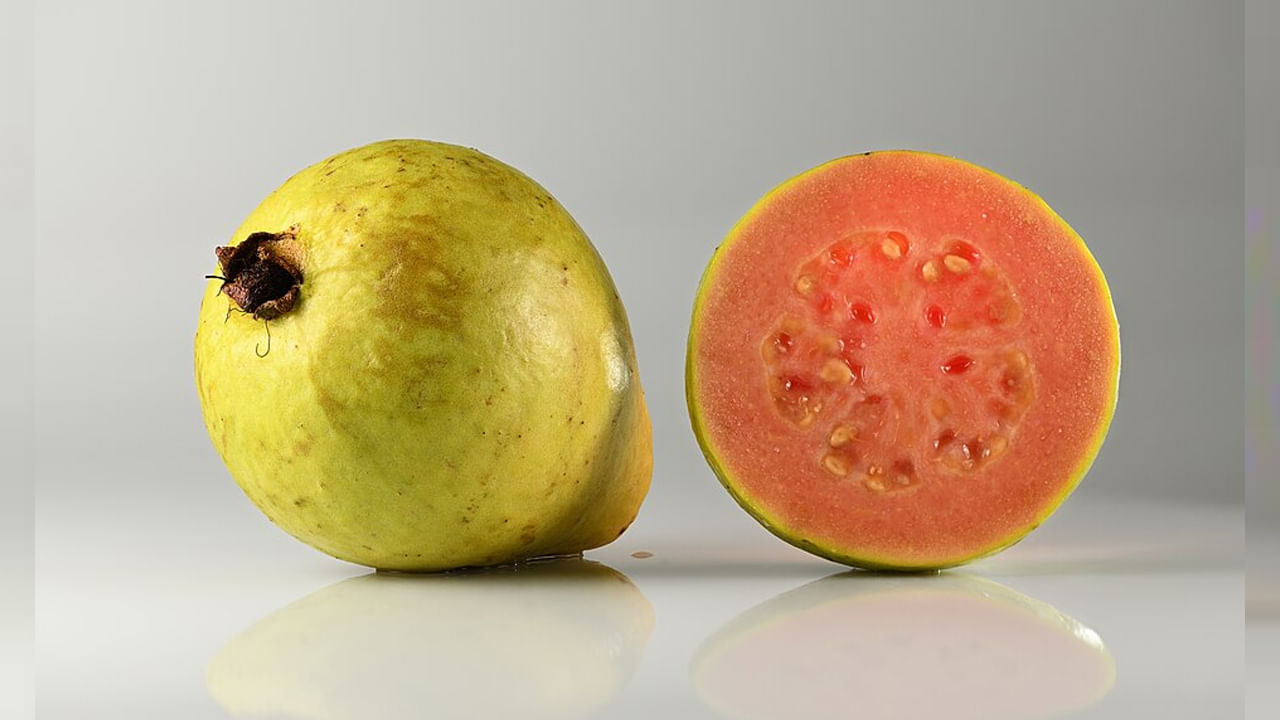 ఇక జామ పండ్లు రుచికి చాలా తియ్యగా ఉంటాయి. కానీ ఇవి శరీరంలో చక్కెర స్థాయిలను మాత్రం పెంచవంట. ఎందుకంటే ? జామ పండులో గ్లైసెమిక్ చాలా తక్కువగా ఉంటుంది. అందువలన ఇది రక్తంలోని చక్కర స్థాయిలను తగ్గించి, డయాబెటీస్ రోగులకు దానిని నంచి ఉపశమనం కలిగిస్తుందంట. అందుకే చక్కెర వ్యాధితో బాధ పడేవారు ప్రతి రోజూ ఒక జామకాయ తినడం ఆరోగ్యానికి చాలా మంచిదని చెబుతున్నారు వైద్య నిపుణులు.