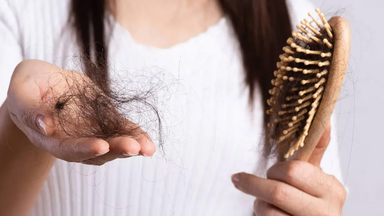 Lifestyle: హెయిర్‌ ఫాల్‌తో బాధపడుతున్నారా?.. అయితే ఇలా ఈజీగా చెక్‌పెట్టండి!