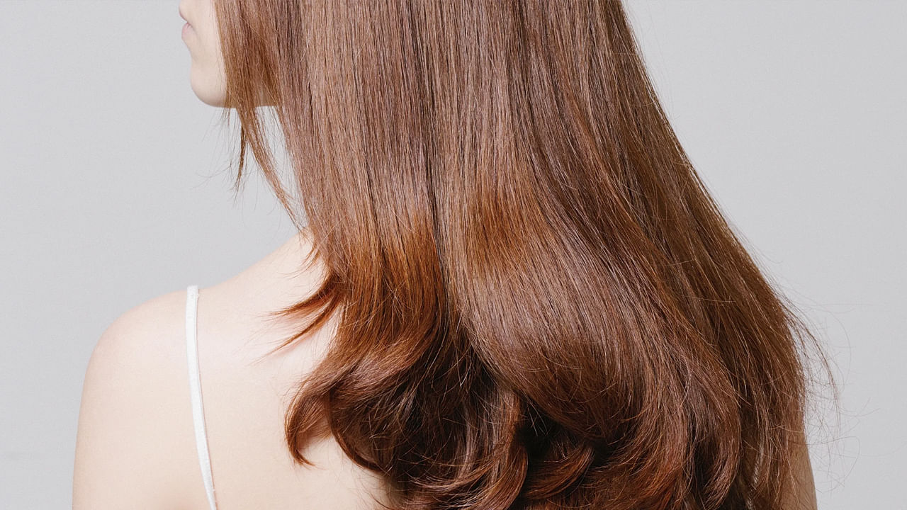 నెత్తిని శుభ్రంగా ఉంచుకోవడం : వర్షాకాలంలో జుట్టు తడవడం, అధిక తేమ , నూనె పేరుకపోవడం, చెమట వలన జుట్టు త్వరగా పాడవుతుంది. అందువలన  వర్షాకాలంలో బయట తిరిగినా లేదా జుట్టు జిగటగా అనిపించినా, వర్షంలో తడిసినా  నెత్తిని శుభ్రపరుచుకోవాలి. లేకపోతే ఫంగల్ ఇన్ఫెక్షన్స్ వలన తల దుర్వాసన వస్తుంది. అందువలన వర్షాకాలంలో వారానికి రెండు నుంచి మూడు సార్లు తలను శుభ్రంగా కడగడం, తలస్నానం చేయడం చేయాలంట.