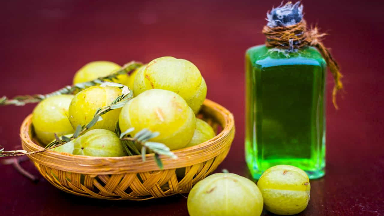 ఆమ్లా నూనె: ప్రతిరోజూ ఆమ్లా నూనెను రాయడం వల్ల జుట్టు తెల్లబడటం ఆగిపోతుంది. ఆమ్లాలో విటమిన్ సి, యాంటీఆక్సిడెంట్లు పుష్కలంగా ఉంటాయి. ఇవి జుట్టు మూలాలను పోషించి సహజంగా నల్లగా చేస్తాయి.