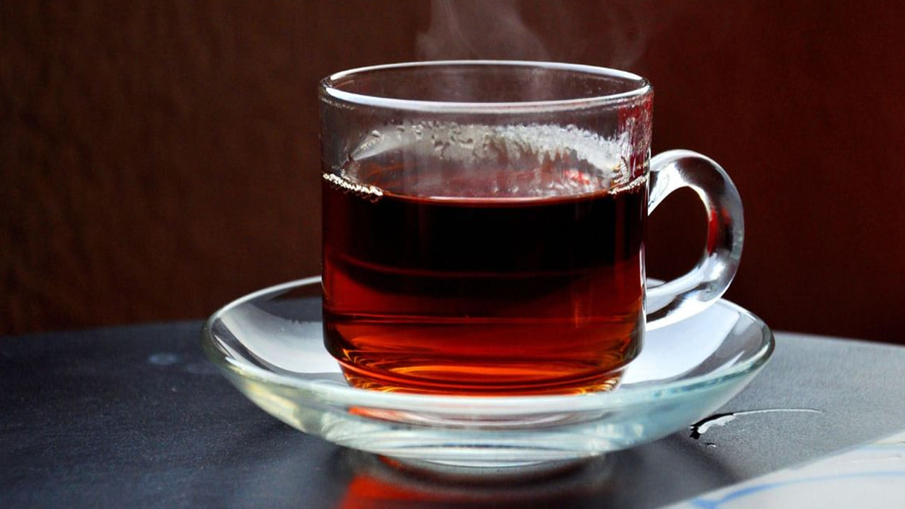 బ్లాక్ టీ: బ్లాక్ టీలో టానిన్ అనే మూలకం ఉంటుంది. ఇది జుట్టుకు ముదురు రంగును ఇస్తుంది. 2 టీస్పూన్ల బ్లాక్ టీని మరిగించి, చల్లబరిచి, జుట్టుకు అప్లై చేసి 1 గంట తర్వాత కడిగేయండి. నిరంతరం వాడటం వల్ల తేడా కనిపిస్తుంది.