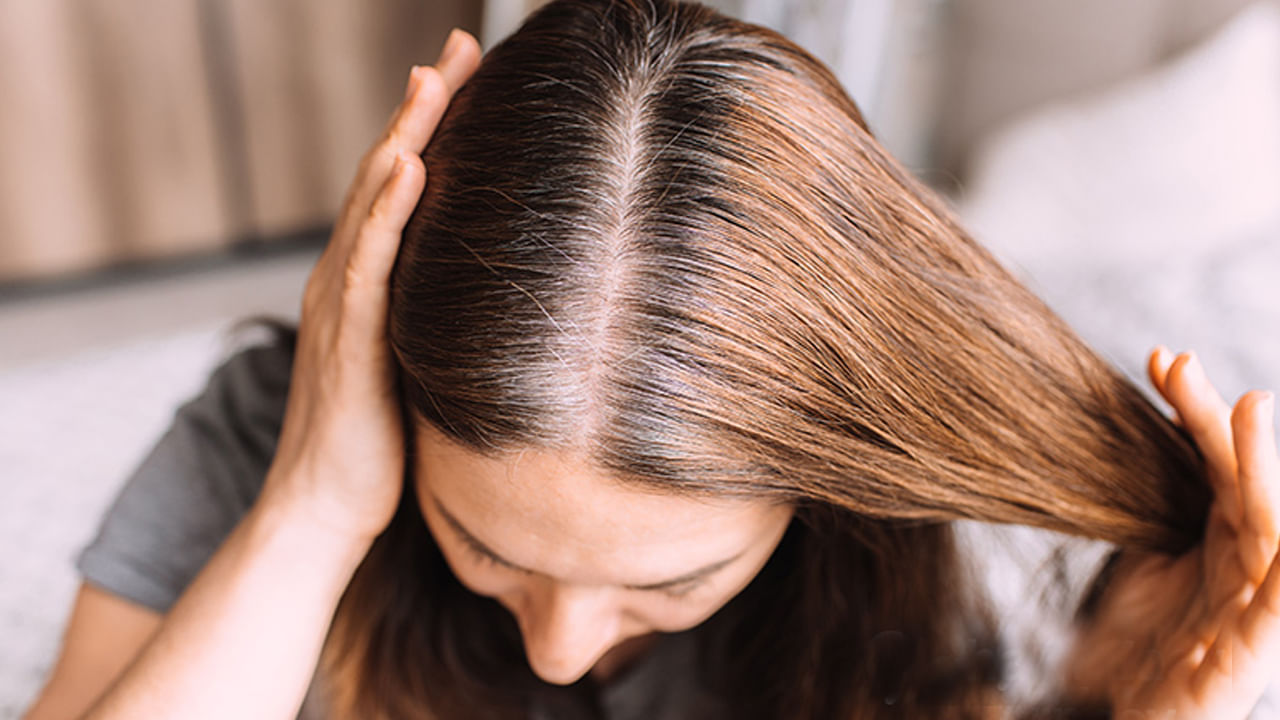 Hair Black: ఈ రోజుల్లో బిజీ జీవితం, ఒత్తిడి, చెడు ఆహారపు అలవాట్లు, రకరకాల షాంపోలు వాడటం వల్ల జుట్టు రాలడం, తెల్లగా మారడం అవుతుంటుంది. చాలా చిన్న వయస్సులోనే జుట్టు బూడిద రంగులోకి మారడం ప్రారంభమవుతుంది. మీరు 25 సంవత్సరాల వయస్సులోపు మీ తలపై తెల్లటి జుట్టు కనిపించడం ప్రారంభించినట్లయితే, భయపడాల్సిన అవసరం లేదు. ఖరీదైన జుట్టు రంగులకు బదులుగా మీరు కొన్ని సాధారణ ఇంటి నివారణలను అవలంబించడం ద్వారా మీ జుట్టును మళ్ళీ నల్లగా, మందంగా, మెరిసేలా చేసుకోవచ్చు.